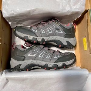 KEEN Women's Oakridge Hiking Shoes